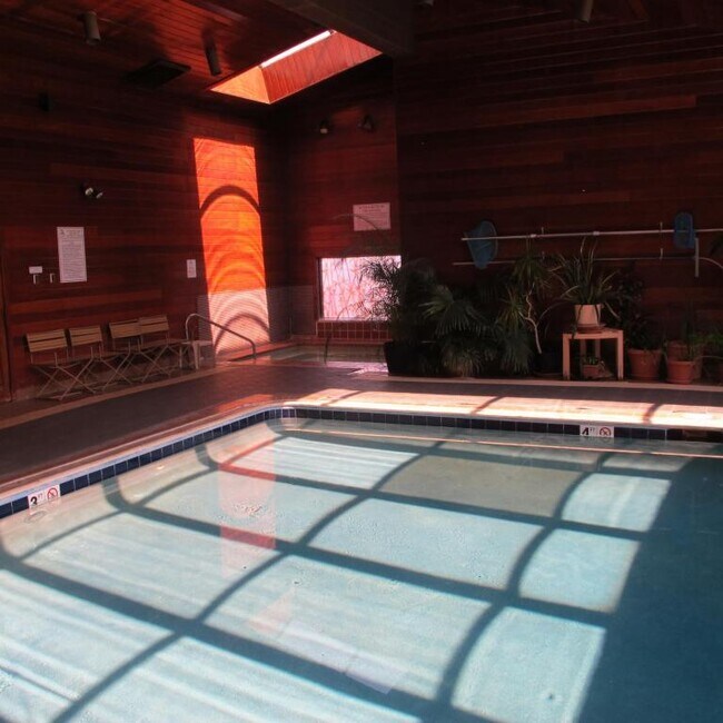 Building Photo - 1250 Golden Cir