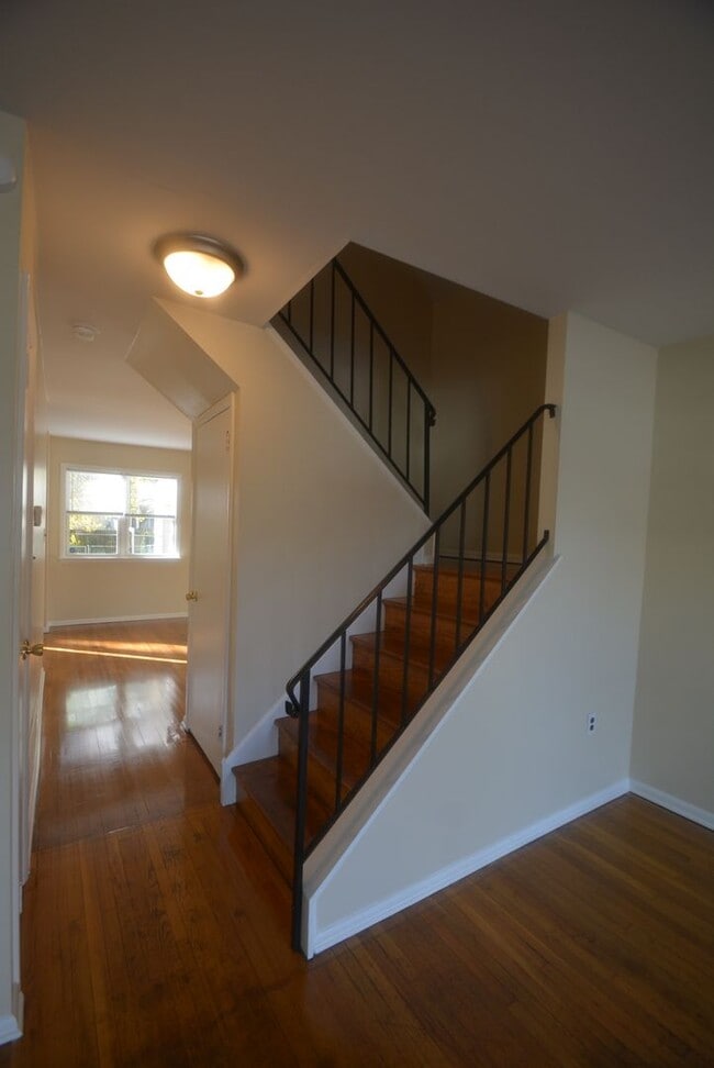 Building Photo - Recently Updated 3 Bedroom 1 Bath in Newark with a Partially Finished Basement