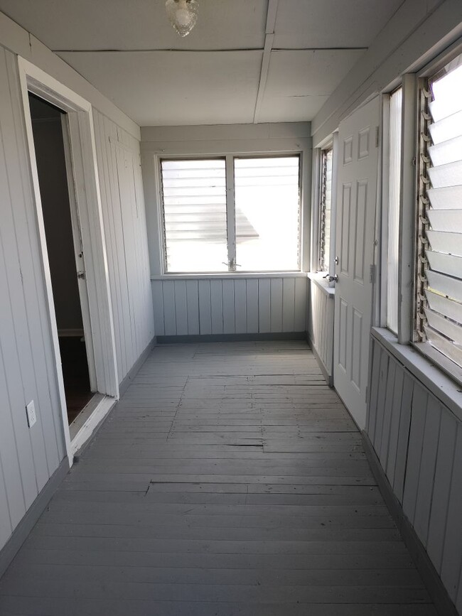 Building Photo - 3/1 Single Family Home Available now! 32204