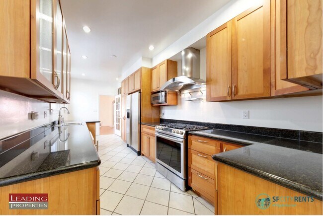 Building Photo - Marina: Immaculate Flat w/ 2 Bedrooms + Su...