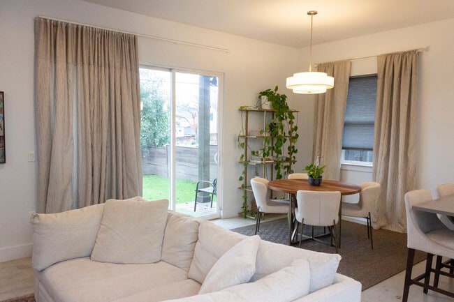 Building Photo - 1409 Singleton Ave