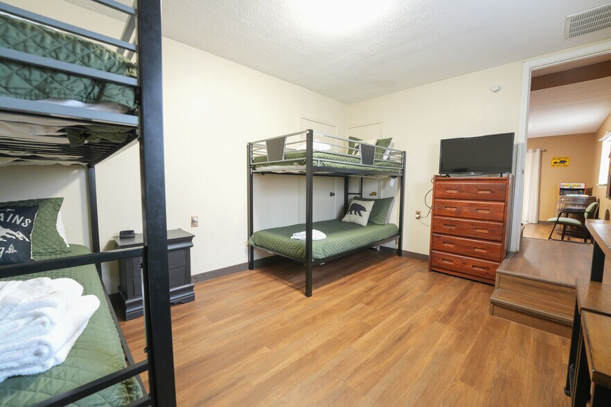 Building Photo - 425 Hemlock Ln