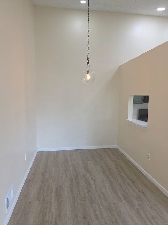 Building Photo - 12 Amberly Ct
