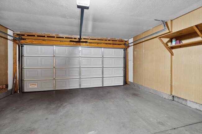 Building Photo - 3 Bedroom 2 Bath with 2 car garage
