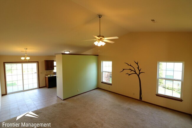 Building Photo - Gorgeous Duplex with Amazing View Off of Scenic Drive!