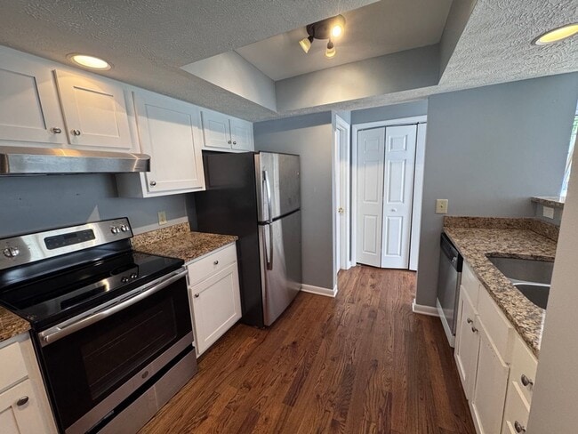 Building Photo - 2 bedroom/2.5 bath in Brentwood (Nipper's Corner)