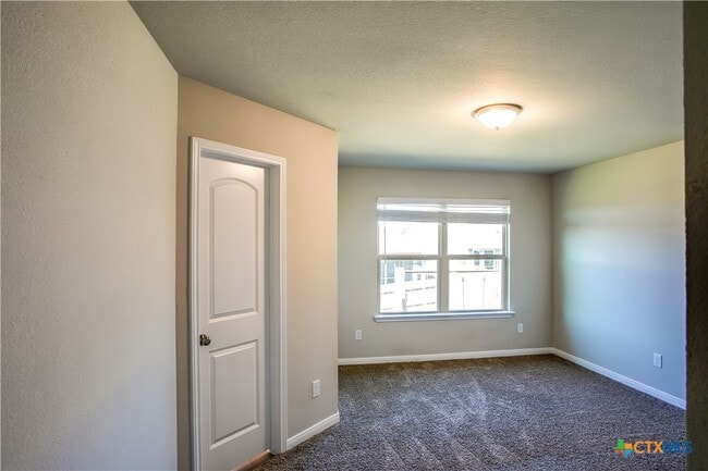 Building Photo - 805 Stockdale Rd