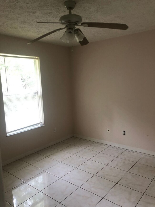 Building Photo - East of U.S.One 4 bedroom 3 bath