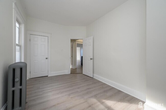 Building Photo - 377 Delavan St