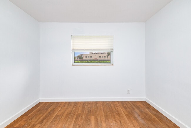 Building Photo - 121 SW 2nd Ave