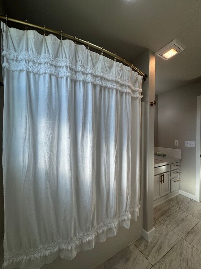 Building Photo - Newly Renovated & Ready to Impress!