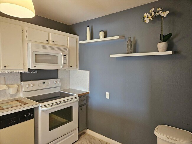 Building Photo - 2200 E Hallandale Beach Blvd