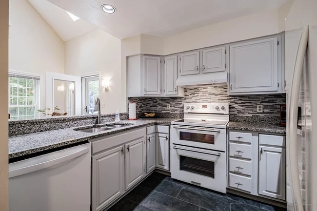 Building Photo - 9 Lupine Ct