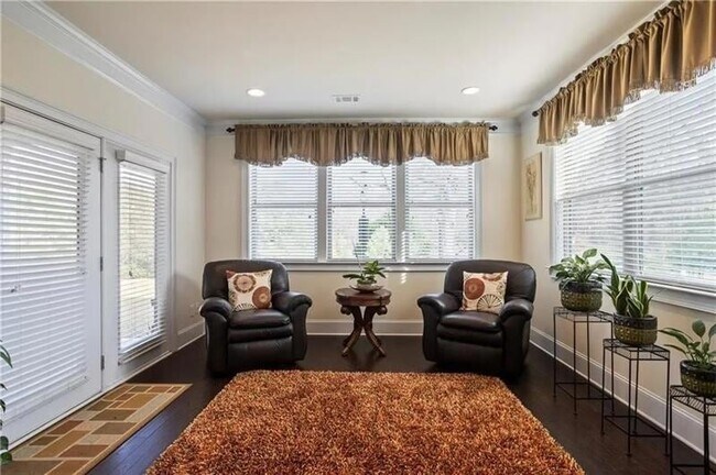 Building Photo - 1440 Dahlia Dr