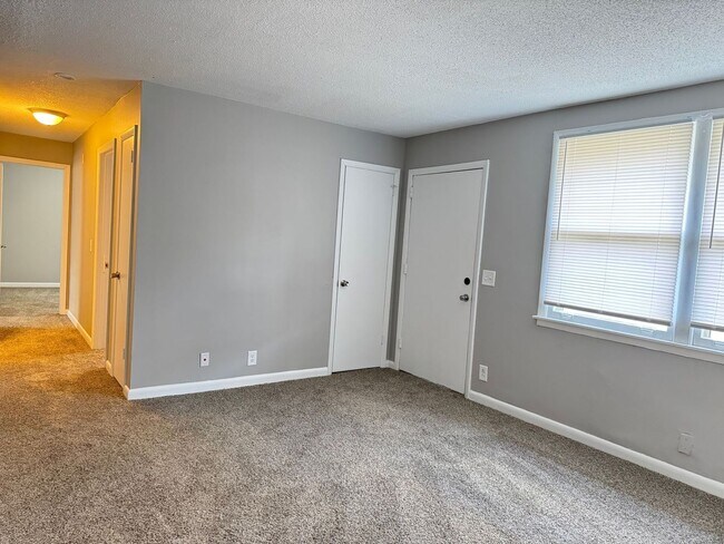 Building Photo - Brick 3 bedroom ranch, large living room, ...