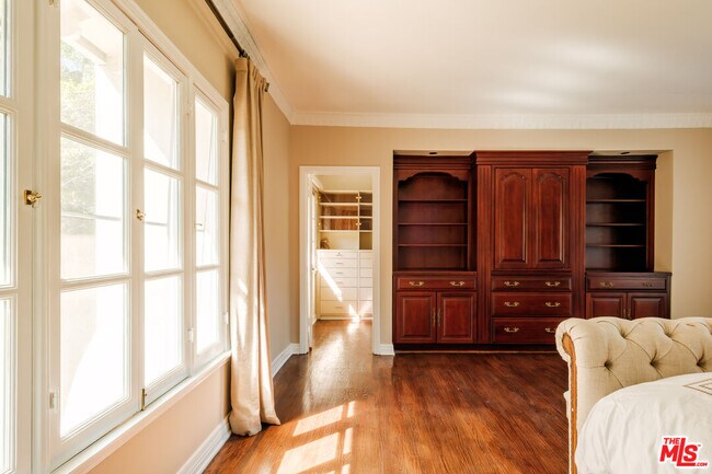 Building Photo - 1004 N Beverly Dr