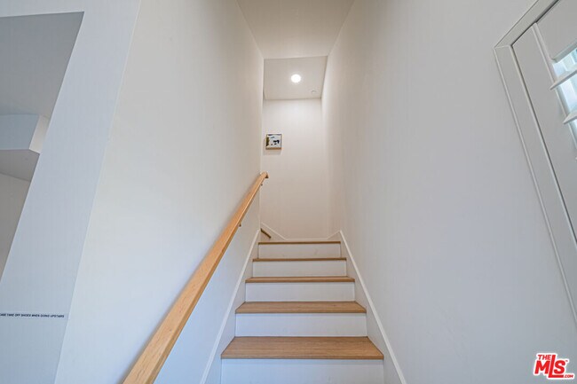 Building Photo - 6142 1/2 Lexington Ave