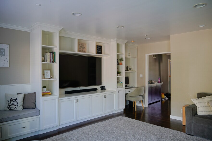Building Photo - 470 Segovia Ave