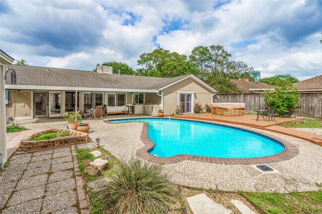 Building Photo - 10631 Del Monte Dr