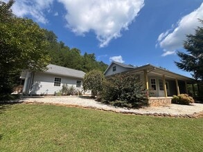 Building Photo - Country Charmer