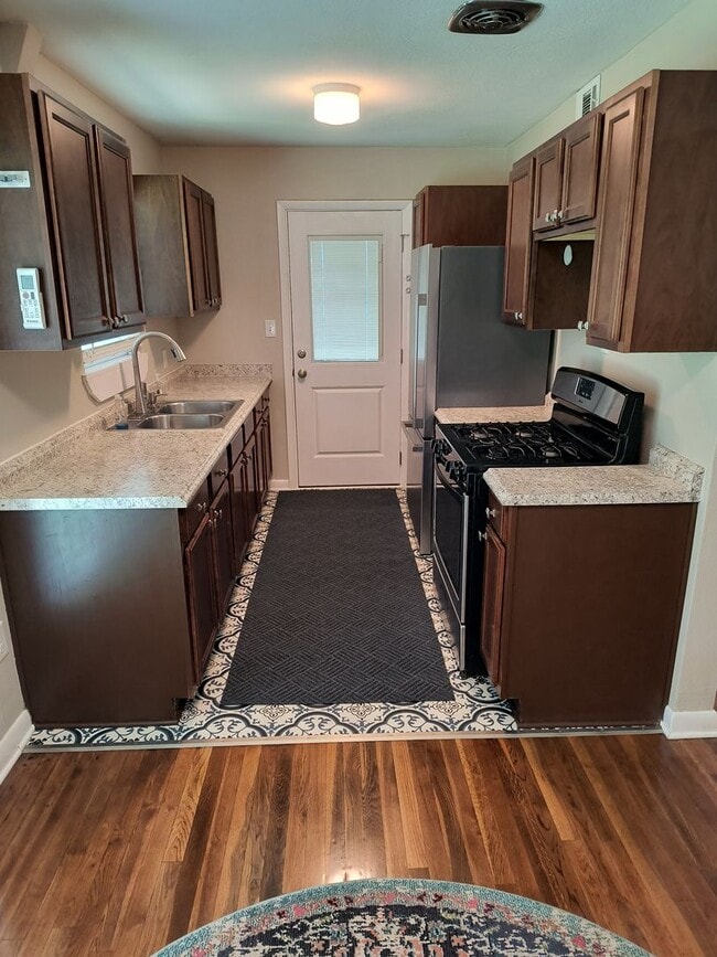 Building Photo - GORGEOUS REMODELED 3 BEDROOM 2 BATH