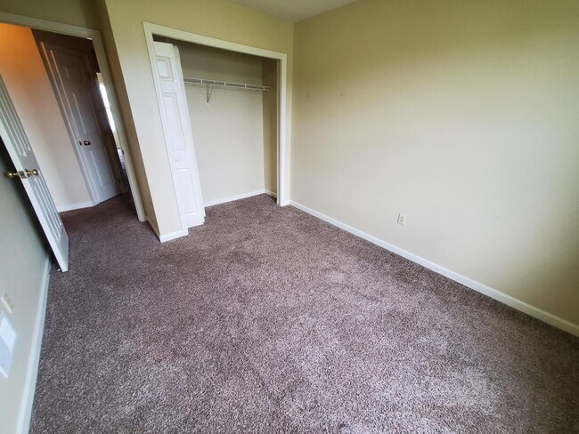 Building Photo - 667 Walnut Tree Dr