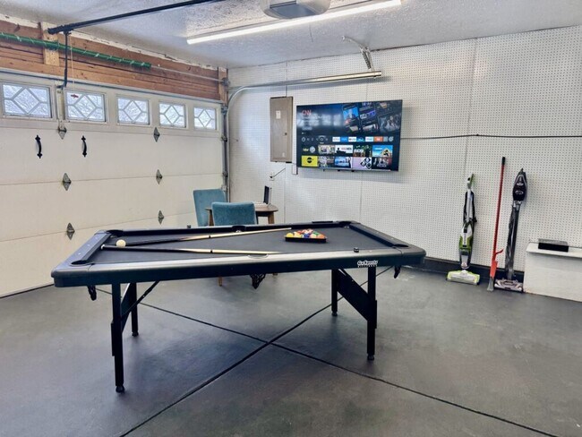 Building Photo - Freshly Renovated Home With Man Cave In Trenton OH