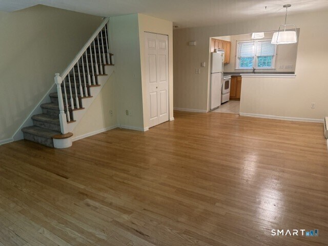 Building Photo - 453 Robin Ct