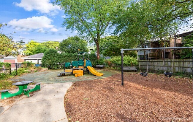 Building Photo - 643 Hinman Ave