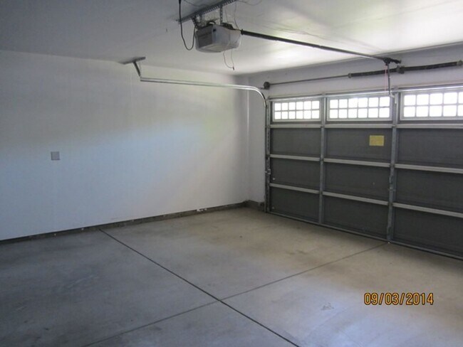 Building Photo - 858 Laurel Dr