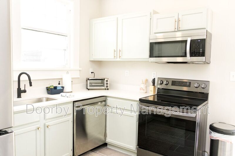 Building Photo - 621 Fortwood Pl