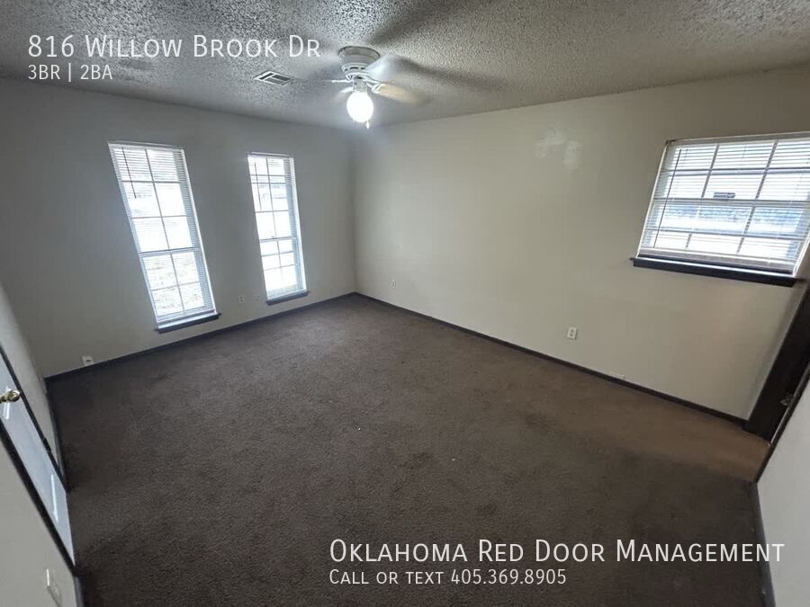 Building Photo - 816 Willow Brook Dr