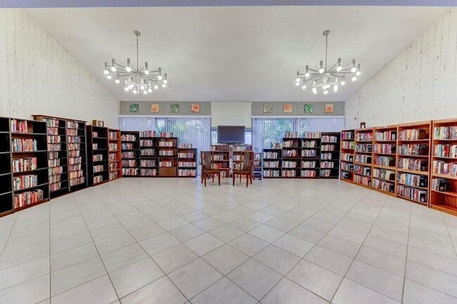 Building Photo - 2202 S Cypress Bend Dr