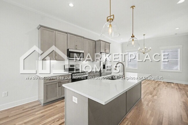 Building Photo - 1034 E Trinity Ln