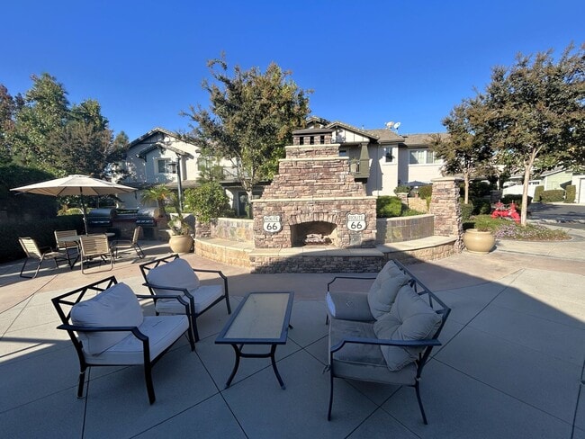 Building Photo - 2 Bedrooms/ 3 Bathrooms