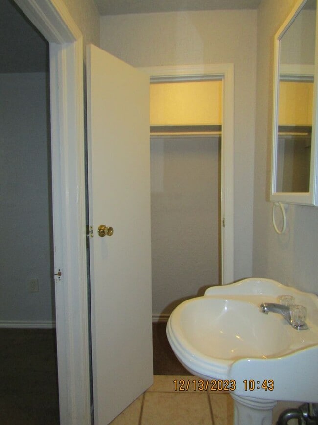 Building Photo - Close to shopping, Comanche hospital and Cameron University