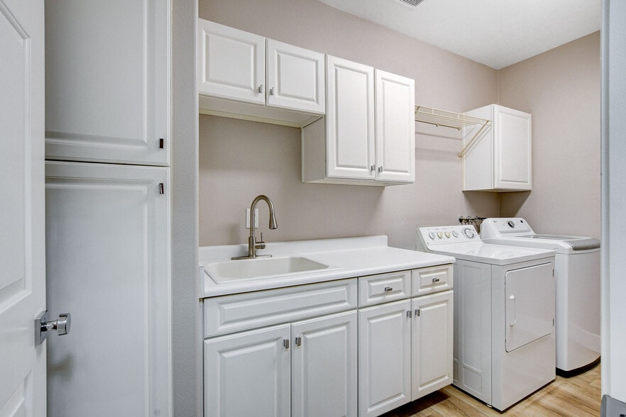 Building Photo - 1713 Sky of Red Dr