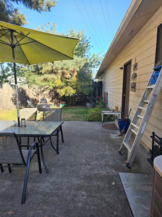 Building Photo - 1405 Pine Cone Rd