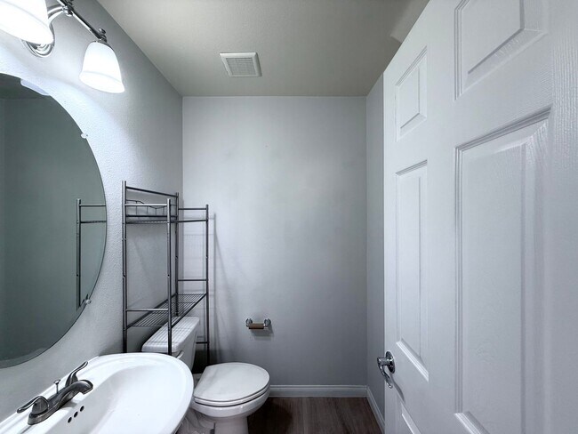 Building Photo - Great 5 bedroom home with RV Parking! Loca...