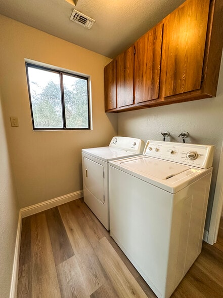 Building Photo - 1420 Branstetter Ln