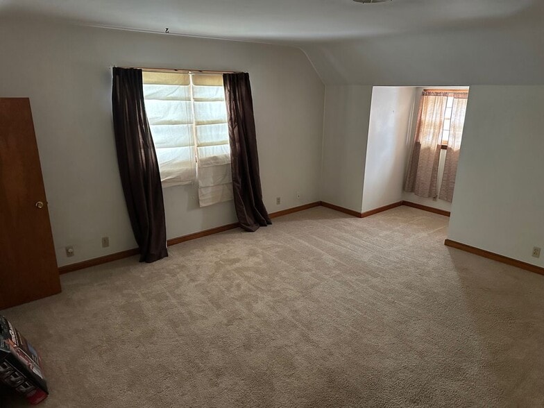 Building Photo - 517 Blue Earth St