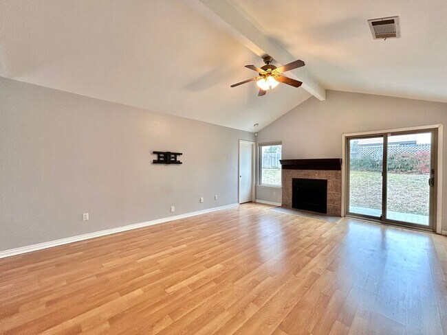 Building Photo - Comfortable & Nice 3BR / 2BA One-Level Home — Garage, Yard & Laundry Room