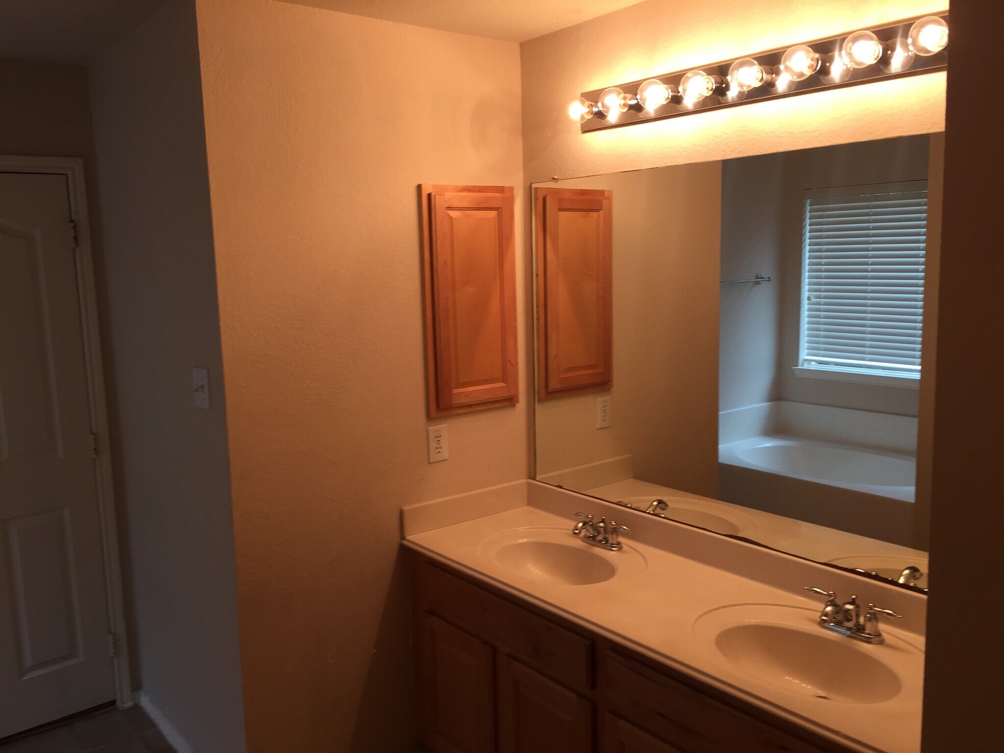 Building Photo - 1000 Warbler Ln