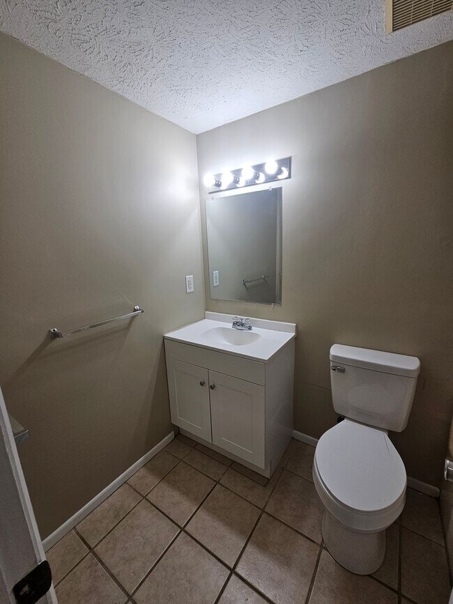 Building Photo - Cozy 3Bed/2Ba Brick Home Convenient to Shopping, Dining & Tyndall AFB! *1/2 OFF 1st Month's Rent!*