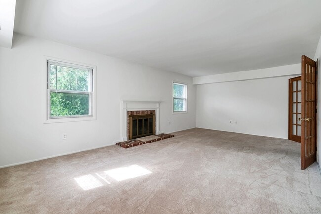 Building Photo - Fantastic 4 Bed 2.5 Bath Colonial Home Sou...
