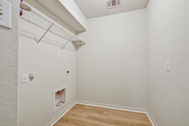 Building Photo - 1030 Birdsong Ln