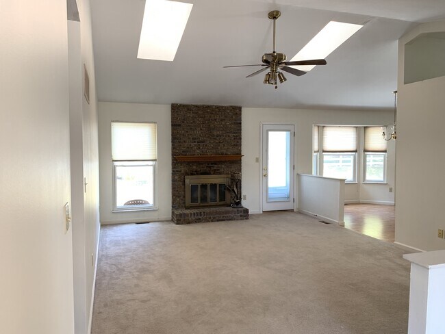 Building Photo - 7188 Oak Stream Dr