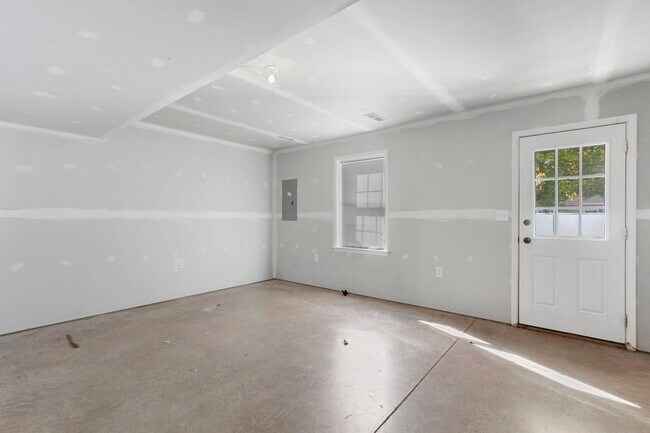 Building Photo - 3 Bed / 2-1/2 Bath Single Family Home