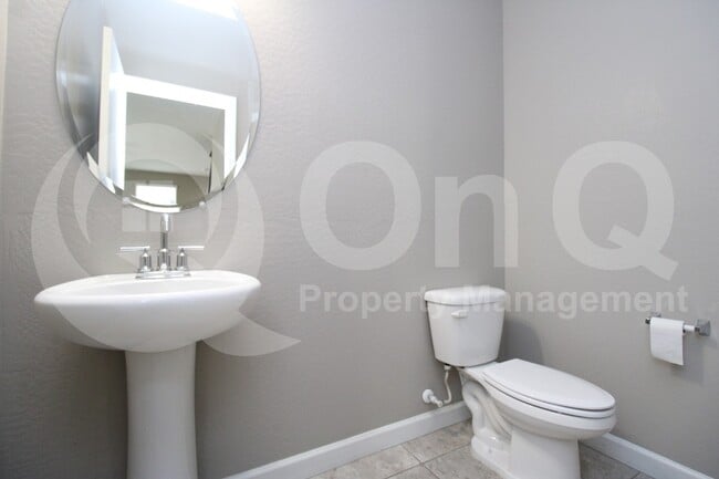 Building Photo - 1255 N Arizona Ave