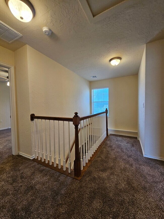 Building Photo - 867 Rambling Oaks Dr